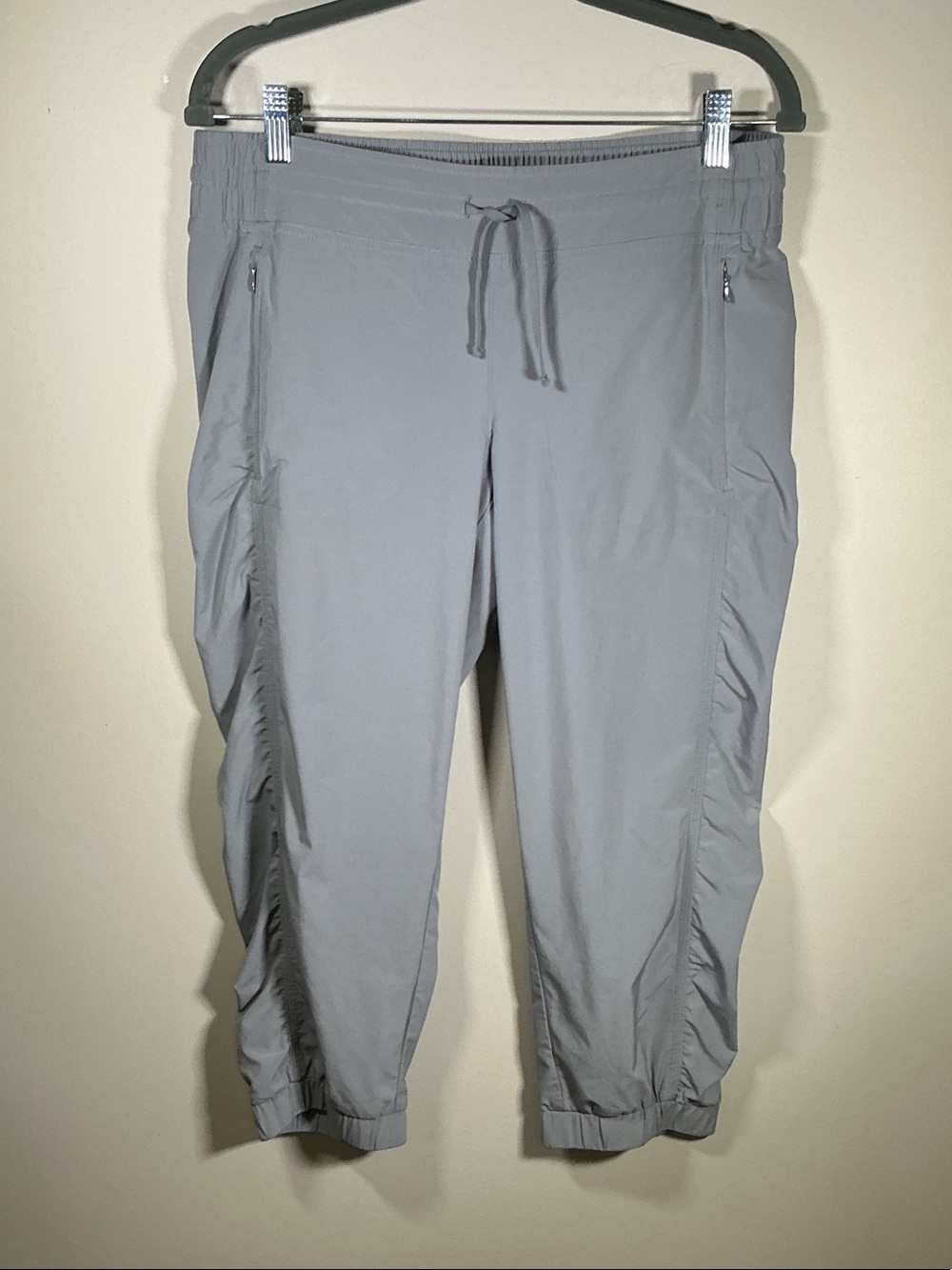 Athleta Gray Ruched Lightweight Jogger Capri Pants Size 10